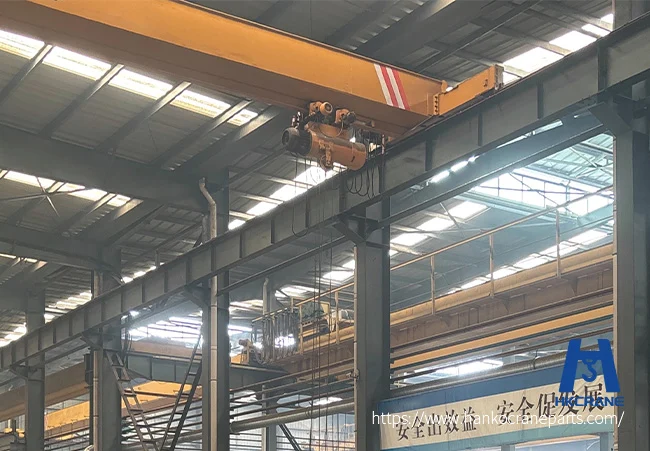 Electric hoist in operation
