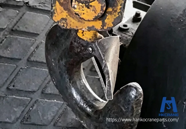 Overhead-crane-problems-illustrating-hook-throat-enlargement-and-missing-safety-latch