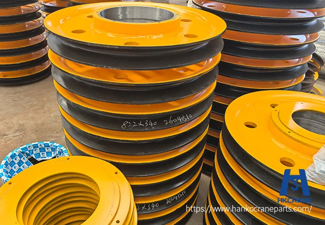 Crane sheave with rope groove for lifting equipment