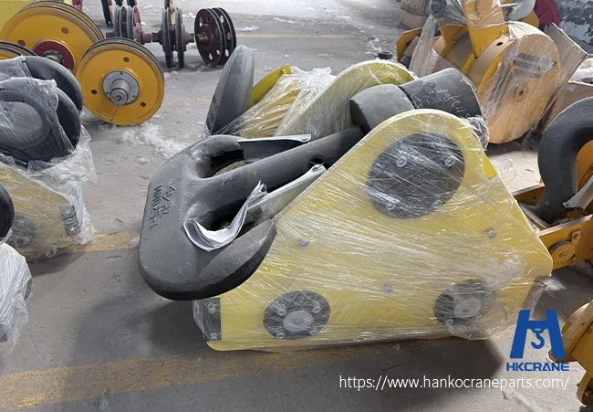 Heavy-duty double crane hook design for balanced load distribution