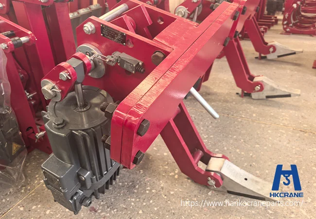 Rail-clamp storm brake for anchoring outdoor gantry cranes in high wind