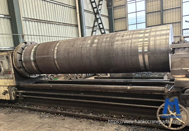 Vertical-lathe-machining-a-large-gantry-crane-drum-in-the-workshop