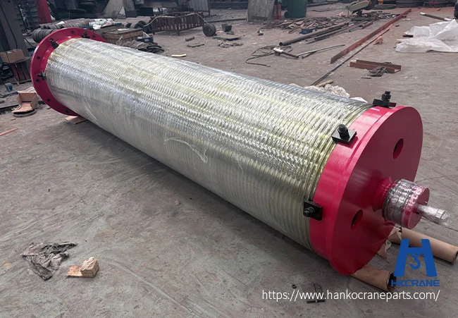 Wire rope drum with machined spiral grooves for gantry crane hoisting mechanism