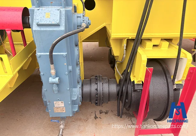 A crane gearbox with cooling ribs, where wrong oil levels and blocked ventilation cause overheating