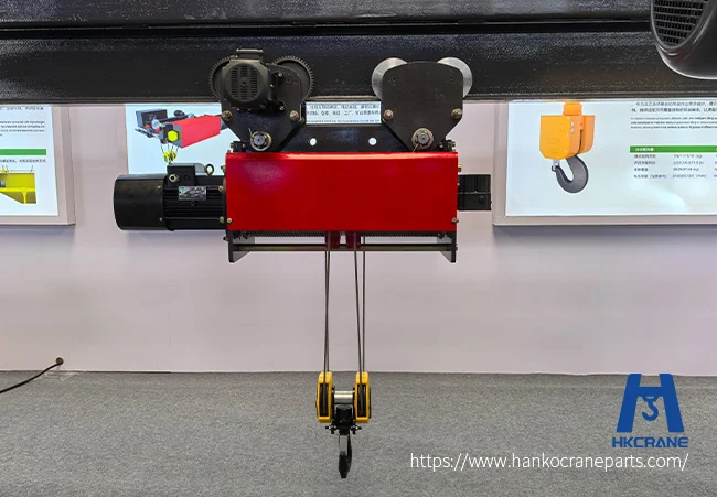 Electric hoist holding a static test load 100 mm off ground