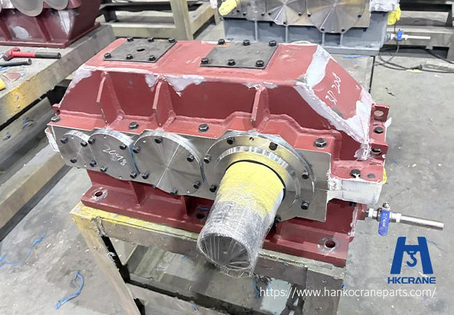 Crane gearbox mounted on the hoisting mechanism of an overhead crane