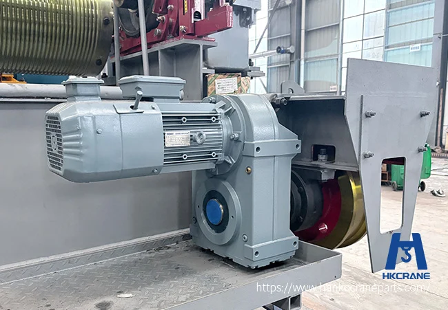 Crane gearbox breather vent on top of reducer