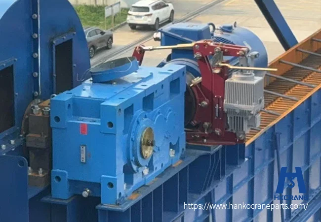 Crane gear reducer installed in the travel mechanism of an overhead crane