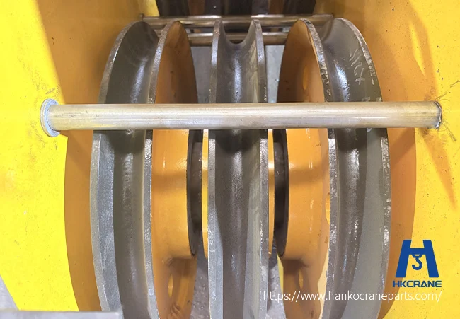 Multi-sheave-crane-block-with-rope-grooves
